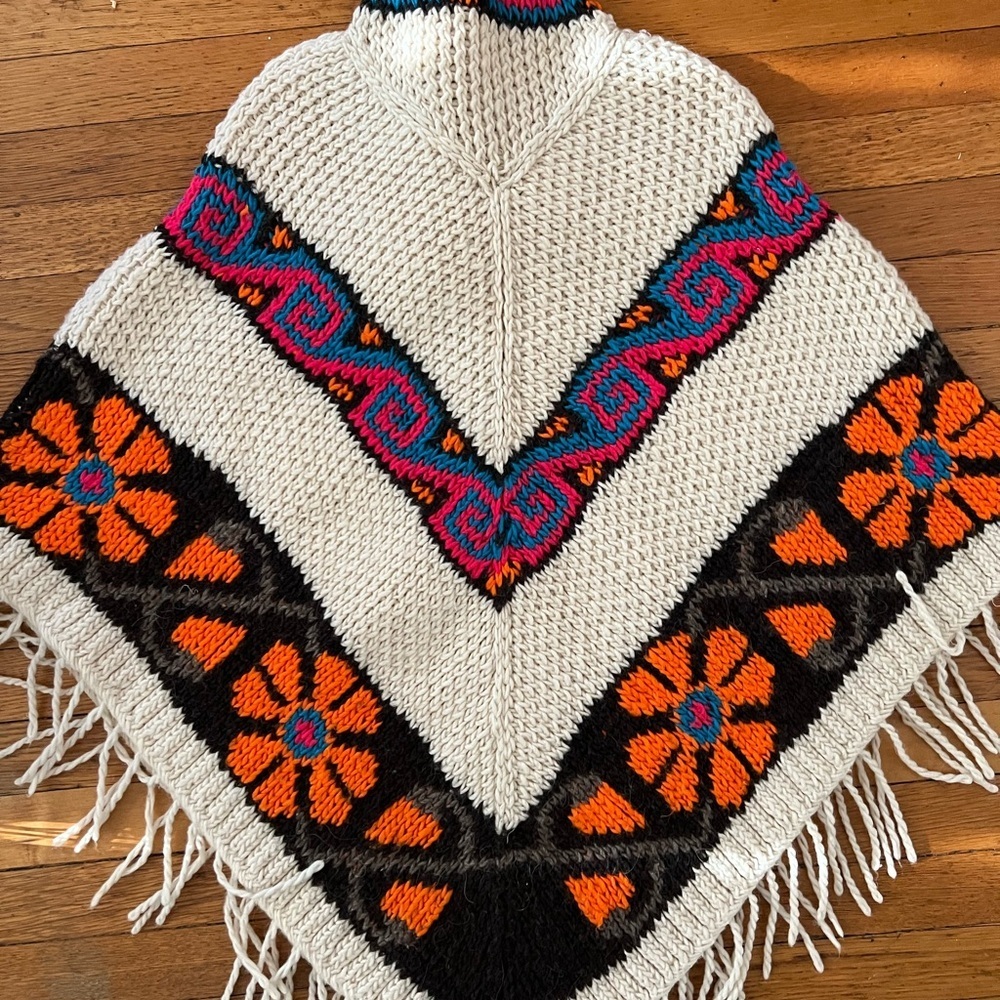Amazing vintage wool hand knit poncho. Rare piece. See image for measurements. - Picture 2 of 4